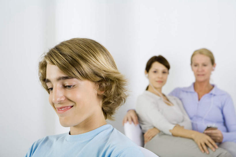 西方人,儿童,老年人,三个人,母亲,儿子,祖母,三代同堂,站,坐,笑,微笑,横图,室内,白天,正面,纯洁,欧洲,欧洲人,服装,朦胧,模糊,注视,休闲装,祖孙三代,小孩,衣服,观察,看,站着,休闲,温暖,温馨,母子,休闲服,可爱,母爱,童年,童趣,服饰,奶奶,观看,和睦,察看,关注,童真,烂漫,无邪,外婆,外祖母,天真,老年女性,男孩,男人,男性,年轻女性,女人,女性,白种人,孩子,年轻人,全家福,孙子,站立,坐着,半身,彩图,融洽,男生,多代同堂,妈妈