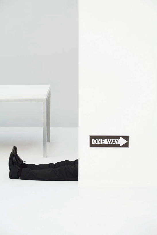 西方人,一个人,商务人士,商务男性,坐,竖图,室内,白天,白色背景,侧面,衬衫,数码,科技,桌子,欧洲,欧洲人,仅一个男性,仅一个人,阴影,套装,网络,标志,文字,字符,字母,办公桌,领带,高光,几何,计算机图形,合成,方向,标识,箭头,仅一个年轻男性,摄影,影棚,电脑合成图,数码合成图,指向,商务装,工薪阶层,写实,具体,具象,簇,年轻男性,白种人,年轻人,白领,上班族,坐着,半身,彩图,影棚拍摄,衬衣,拍摄