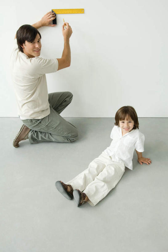 西方人,儿童,两个人,家庭,父亲,女儿,蹲,竖图,俯视,室内,白天,纯洁,地板,欧洲,欧洲人,撑,服装,测量,笔,刻度,办公用品,地面,拿,拿着,休闲装,木地板,文具,小孩,衣服,尺,铅笔,学习用品,休闲,温暖,温馨,父女,一家人,休闲服,父爱,可爱,童年,童趣,服饰,测量工具,文具用品,尺子,和睦,撑着,直角,童真,烂漫,无邪,直角尺,量具,量仪,木工工具,钳工工具,曲尺,天真,男人,男性,年轻男性,女孩,白种人,孩子,年轻人,蹲着,彩图,高角度拍摄,全身,融洽,女生