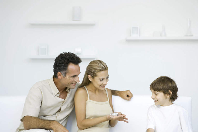 西方人,儿童,三个人,家庭,母亲,父亲,儿子,坐,笑,微笑,露齿笑,横图,室内,白天,正面,纯洁,沙发,欧洲,欧洲人,服装,注视,休闲装,小孩,衣服,观察,看,休闲,温暖,温馨,父子,母子,三口之家,一家人,休闲服,父爱,可爱,母爱,童年,童趣,服饰,观看,和睦,察看,关注,童真,烂漫,无邪,天真,男孩,男人,男性,年轻男性,年轻女性,女人,女性,白种人,孩子,年轻人,坐着,半身,彩图,融洽,男生,皮沙发