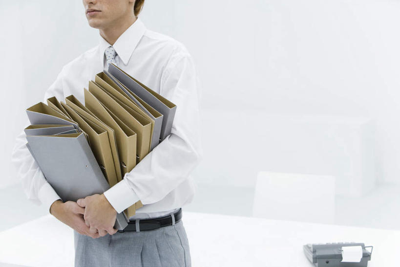 西方人,一个人,商务人士,商务男性,站,抱,横图,室内,白天,白色背景,正面,衬衫,桌子,欧洲,欧洲人,仅一个男性,仅一个人,套装,办公桌,领带,文件夹,仅一个年轻男性,站着,pos机,摄影,影棚,抱着,档案夹,搂着,收银机,商务装,资料夹,工薪阶层,文档夹,材料夹,年轻男性,白种人,年轻人,白领,上班族,搂,搂抱,站立,半身,彩图,影棚拍摄,衬衣,拍摄