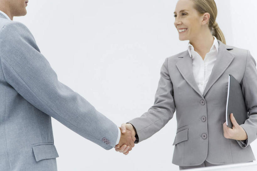 西方人,两个人,伙伴,同事,朋友,商务人士,商务男性,商务女性,站,握手,横图,室内,白天,白色背景,仰视,衬衫,友谊,成功,合作,团队,集体,信心,欧洲,欧洲人,套装,领带,注视,队伍,相视,观察,看,站着,面对面,战略,摄影,影棚,观看,对视,察看,领导,成就,关注,相对,商务装,合伙,领袖,工薪阶层,相看,联合,合谋,配合,协作,男人,男性,年轻男性,年轻女性,女人,女性,白种人,年轻人,白领,上班族,搀手,拉手,手搀手,手拉手,手牵手,手握手,站立,半身,彩图,低角度拍摄,影棚拍摄,衬衣,拍摄