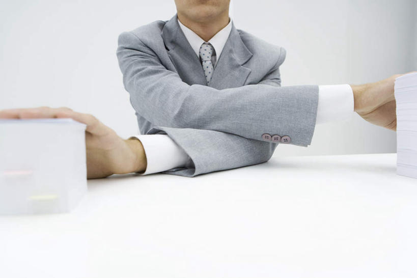 西方人,两个人,伙伴,同事,朋友,商务人士,商务男性,商务女性,坐,握手,说,横图,室内,白天,白色背景,仰视,衬衫,讨论,友谊,成功,合作,团队,集体,信心,桌子,欧洲,欧洲人,套装,材料,档案,文件,办公桌,领带,队伍,资料,战略,摄影,影棚,领导,成就,文档,商务装,合伙,领袖,工薪阶层,联合,合谋,交流,配合,协作,男人,男性,年轻男性,年轻女性,女人,女性,白种人,年轻人,白领,上班族,搀手,沟通,讲话,交谈,拉手,商讨,手搀手,手拉手,手牵手,手握手,说话,谈话,坐着,半身,彩图,低角度拍摄,影棚拍摄,衬衣,拍摄