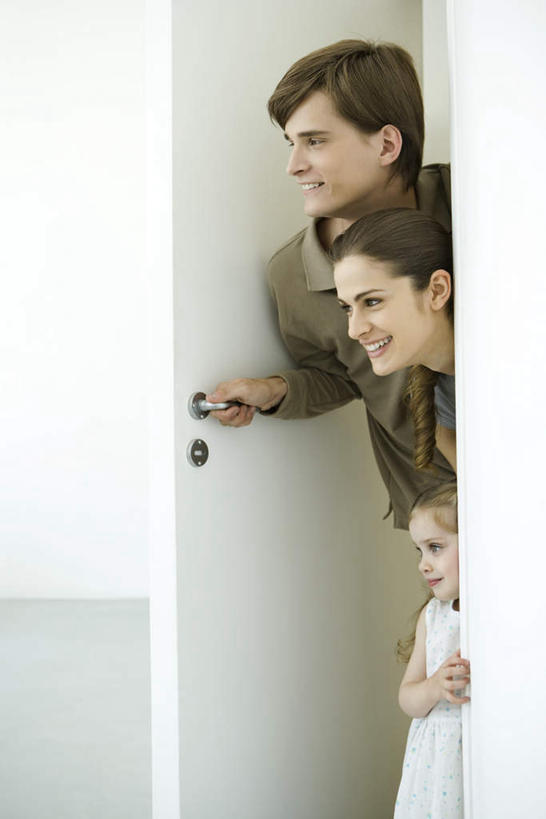 西方人,儿童,三个人,家庭,母亲,父亲,女儿,站,笑,微笑,露齿笑,竖图,室内,白天,侧面,纯洁,欧洲,欧洲人,服装,注视,休闲装,小孩,衣服,把手,观察,看,站着,休闲,温暖,温馨,父女,母女,三口之家,一家人,休闲服,父爱,可爱,母爱,童年,童趣,服饰,观看,和睦,察看,关注,童真,烂漫,无邪,天真,男人,男性,年轻男性,年轻女性,女孩,女人,女性,白种人,孩子,年轻人,站立,半身,彩图,融洽,女生