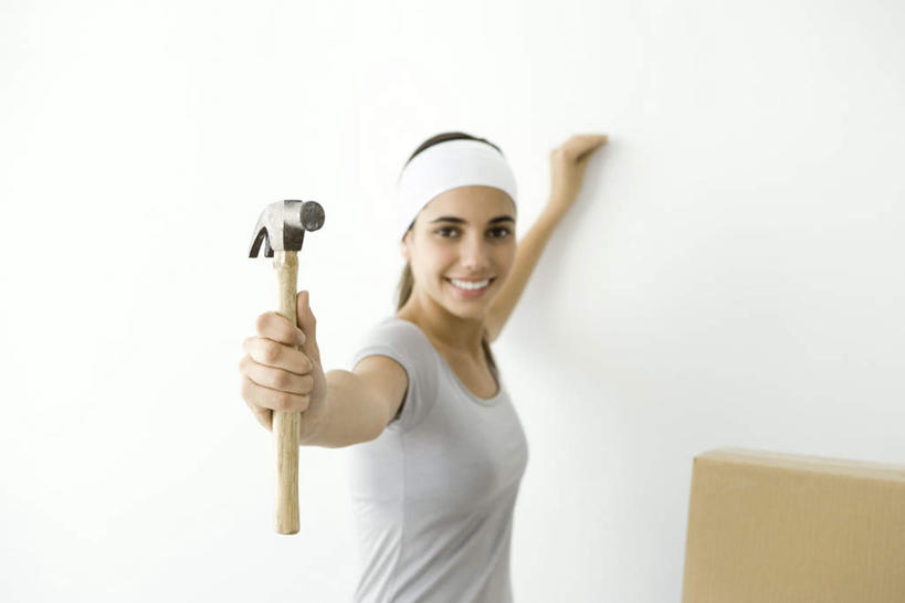 西方人,一个人,站,横图,室内,白天,侧面,欧洲,欧洲人,仅一个年轻女性,仅一个女性,仅一个人,敲打,服装,锤子,钉子,工具,榔头,束发带,纸箱,墙,拿,拿着,注视,休闲装,发带,维护,维修,修护,墙壁,墙面,衣服,箱子,观察,看,站着,休闲,休闲服,服饰,观看,出差,五金,察看,变形,紧固,关注,矫正,塑形,包装箱,牢固,年轻女性,女人,女性,白种人,站立,半身,彩图,旅行