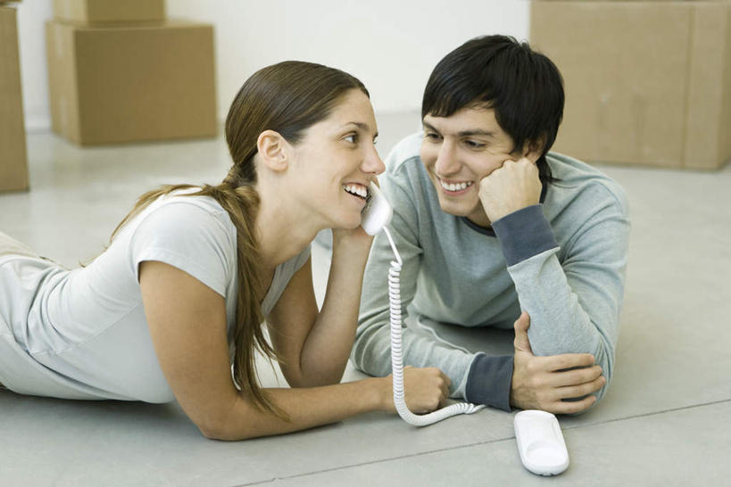 西方人,两个人,躺,打电话,搬运,横图,俯视,室内,白天,爱情,地板,电话,欧洲,欧洲人,服装,纸箱,地面,浪漫,拿,拿着,休闲装,通讯设备,木地板,衣服,话筒,箱子,休闲,温暖,温馨,休闲服,电话线,恩爱,恋人,服饰,出差,和睦,包装箱,交流,男人,男性,年轻男性,年轻女性,女人,女性,白种人,情侣,电话机,搬,沟通,躺着,通话,半身,彩图,高角度拍摄,旅行,伴侣,融洽