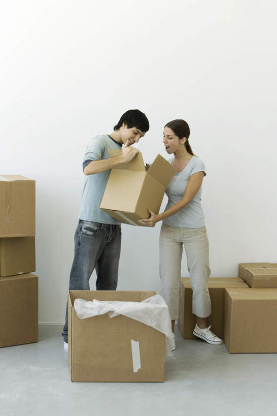 西方人,两个人,站,抱,搬运,竖图,室内,白天,正面,爱情,欧洲,欧洲人,服装,拉杆箱,旅行箱,浪漫,拿,拿着,注视,休闲装,衣服,行李箱,箱子,观察,看,站着,休闲,温暖,温馨,休闲服,恩爱,恋人,服饰,抱着,观看,出差,和睦,察看,搂着,关注,男人,男性,年轻男性,年轻女性,女人,女性,白种人,情侣,搬,搂,搂抱,站立,彩图,全身,旅行,伴侣,融洽