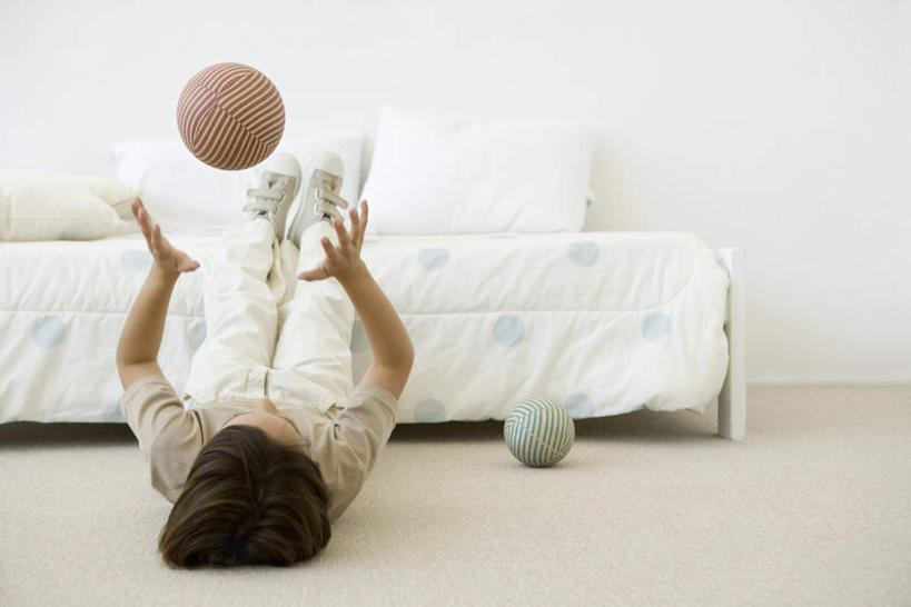 西方人,儿童,一个人,躺,举,横图,室内,白天,正面,纯洁,篮球,沙发,欧洲,欧洲人,仅一个男性,仅一个人,服装,篮球装备,休闲装,运动器械,小孩,衣服,托,仅一个小孩,休闲,休闲服,健身器械,可爱,童年,童趣,服饰,健身器材,篮球运动,童真,烂漫,无邪,天真,男孩,男人,男性,白种人,孩子,举起,举手,举着,躺着,向上举,向上伸,向上托,彩图,全身,运动器材,男生,皮沙发