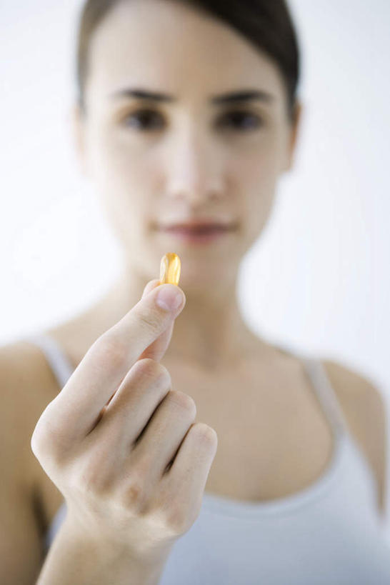 西方人,手,一个人,站,竖图,室内,特写,白天,白色背景,正面,安全,欧洲,欧洲人,仅一个年轻女性,仅一个女性,仅一个人,服装,朦胧,模糊,药剂,防护,拿,拿着,注视,休闲装,胶囊,衣服,黄色,药品,观察,看,站着,休闲,手部,休闲服,治疗,摄影,服饰,影棚,观看,保护,药物,察看,医疗,关注,保险,预防,一粒,平安,年轻女性,女人,女性,白种人,站立,半身,彩图,影棚拍摄,拍摄