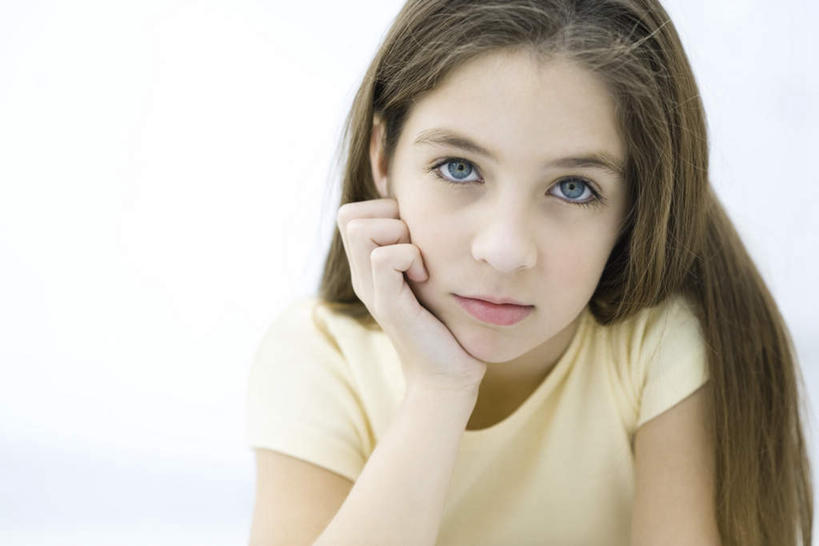 西方人,儿童,一个人,坐,笑,微笑,露齿笑,横图,室内,白天,正面,纯洁,欧洲,欧洲人,仅一个女性,仅一个人,服装,注视,休闲装,小孩,衣服,观察,看,仅一个小孩,休闲,休闲服,可爱,童年,童趣,服饰,观看,察看,关注,凝望,童真,烂漫,无邪,天真,女孩,女人,女性,白种人,孩子,坐着,半身,彩图,女生