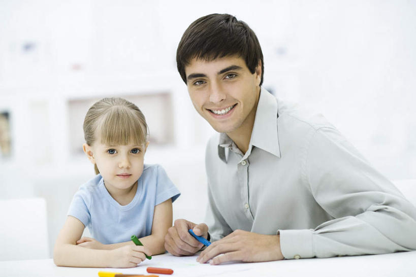 西方人,儿童,两个人,家庭,父亲,女儿,坐,笑,微笑,露齿笑,横图,室内,白天,正面,纯洁,桌子,欧洲,欧洲人,服装,注视,休闲装,书桌,小孩,衣服,课桌,观察,看,休闲,温暖,温馨,父女,一家人,休闲服,彩笔,父爱,可爱,童年,童趣,服饰,观看,美术,和睦,察看,关注,童真,烂漫,无邪,天真,男人,男性,年轻男性,女孩,女人,女性,白种人,画图,坐着,半身,彩图,融洽,女生