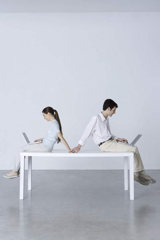 西方人,两个人,夫妻,办公室,坐,竖图,室内,白天,白色背景,侧面,爱情,电脑,笔记本电脑,家具,桌子,欧洲,欧洲人,牵,服装,网络,办公桌,浪漫,注视,休闲装,通讯设备,衣服,观察,看,牵手,休闲,休闲服,恩爱,恋人,摄影,服饰,影棚,观看,察看,无线,空旷,关注,通信设备,无线网络,无线上网,便携式电脑,办公家具,手提电脑,男人,男性,年轻男性,年轻女性,女人,女性,白种人,情侣,坐着,彩图,全身,影棚拍摄,拍摄,伴侣