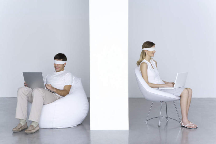 西方人,两个人,夫妻,笑,微笑,露齿笑,横图,室内,白天,白色背景,侧面,爱情,游戏,电脑,笔记本电脑,沙发,椅子,欧洲,欧洲人,服装,网络,木椅,浪漫,玩,休闲装,娱乐,通讯设备,衣服,休闲,休闲服,恩爱,恋人,摄影,服饰,影棚,两台,无线,通信设备,无线网络,无线上网,便携式电脑,手提电脑,男人,男性,年轻男性,年轻女性,女人,女性,白种人,情侣,玩耍,嬉戏,彩图,全身,影棚拍摄,拍摄,伴侣,皮沙发