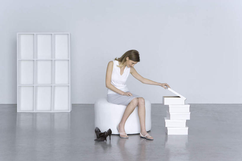 西方人,一个人,坐,笑,微笑,露齿笑,横图,室内,白天,白色背景,正面,高跟鞋,鞋,柜子,沙发,礼盒,礼物,欧洲,欧洲人,仅一个年轻女性,仅一个女性,仅一个人,服装,纸盒,注视,休闲装,鞋柜,盒子,衣服,包装盒,礼品盒,橱柜,观察,看,休闲,休闲服,摄影,服饰,礼品,影棚,观看,察看,关注,看着,年轻女性,女人,女性,白种人,坐着,彩图,全身,影棚拍摄,拍摄,皮沙发