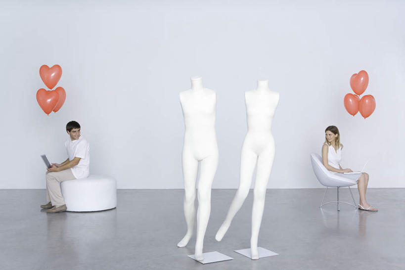 西方人,夫妻,横图,室内,白天,白色背景,侧面,爱情,竞争,电脑,笔记本电脑,沙发,椅子,欧洲,欧洲人,许多,服装,沮丧,爱心,网络,人造模特,木椅,浪漫,休闲装,通讯设备,两个,衣服,气球,休闲,温暖,温馨,心形,休闲服,恩爱,背对背,恋人,摄影,服饰,影棚,道具,失望,距离,两台,和睦,无线,伤心,反向,通信设备,无线网络,无线上网,便携式电脑,服装模特,模特道具,时装道具,展示道具,服装模特道具,陈列道具,背道而驰,相反,相左,隔阂,手提电脑,白种人,心型,情侣,彩图,全身,影棚拍摄,拍摄,伴侣,融洽,皮沙发