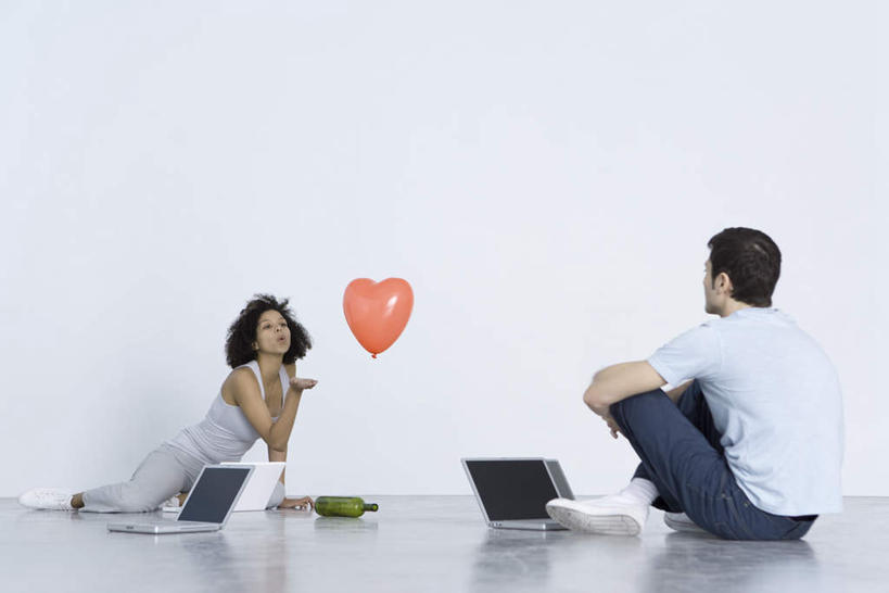 西方人,背部,两个人,夫妻,坐,笑,微笑,横图,室内,白天,白色背景,正面,爱情,电脑,笔记本电脑,地板,欧洲,欧洲人,服装,爱心,网络,地面,浪漫,注视,休闲装,通讯设备,木地板,酒瓶,一个,衣服,红色,气球,观察,看,四个,休闲,温暖,温馨,心形,休闲服,恩爱,恋人,摄影,服饰,影棚,观看,和睦,察看,无线,关注,通信设备,无线网络,无线上网,便携式电脑,四台,手提电脑,男人,男性,年轻男性,年轻女性,女人,女性,白种人,心型,情侣,坐着,彩图,全身,影棚拍摄,拍摄,伴侣,融洽