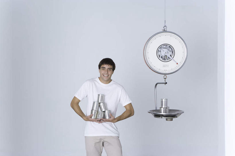 西方人,一个人,站,捧,笑,微笑,露齿笑,横图,室内,白天,正面,仪器,欧洲,欧洲人,仅一个男性,仅一个人,一堆,许多,服装,罐子,注视,休闲装,玻璃制品,仅一个年轻男性,衣服,玻璃瓶,瓶子,观察,看,站着,休闲,休闲服,服饰,称重,观看,察看,衡量,关注,计量,男人,男性,年轻男性,白种人,秤,端,端着,捧着,手捧,站立,半身,彩图