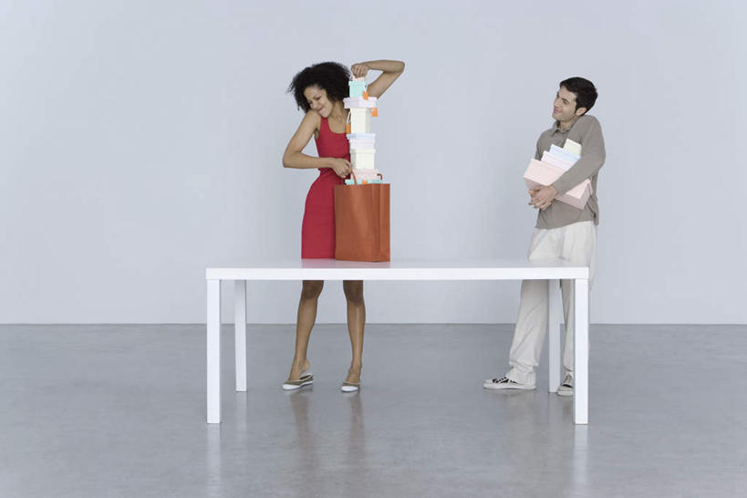 西方人,两个人,夫妻,办公室,站,捧,横图,室内,白天,白色背景,正面,爱情,购物,消费,家具,桌子,袋子,礼盒,礼物,欧洲,欧洲人,许多,服装,包装袋,手提袋,纸盒,办公桌,购物袋,浪漫,拿,拿着,注视,休闲装,盒子,衣服,包装盒,礼品盒,观察,看,站着,休闲,休闲服,恩爱,金融,恋人,摄影,服饰,礼品,影棚,观看,装,察看,购买,关注,贸易,办公家具,男人,男性,年轻男性,年轻女性,女人,女性,白种人,情侣,端,端着,捧着,手捧,站立,彩图,全身,影棚拍摄,拍摄,伴侣