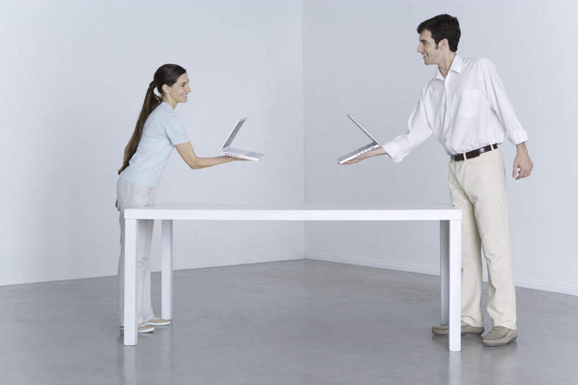 西方人,两个人,夫妻,办公室,笑,微笑,露齿笑,横图,室内,白天,白色背景,侧面,爱情,电脑,笔记本电脑,家具,桌子,欧洲,欧洲人,服装,网络,办公桌,浪漫,休闲装,通讯设备,相视,衣服,休闲,面对面,休闲服,恩爱,恋人,摄影,服饰,影棚,对视,两台,无线,通信设备,相对,无线网络,无线上网,便携式电脑,相看,办公家具,手提电脑,男人,男性,年轻男性,年轻女性,女人,女性,白种人,情侣,彩图,全身,影棚拍摄,拍摄,伴侣