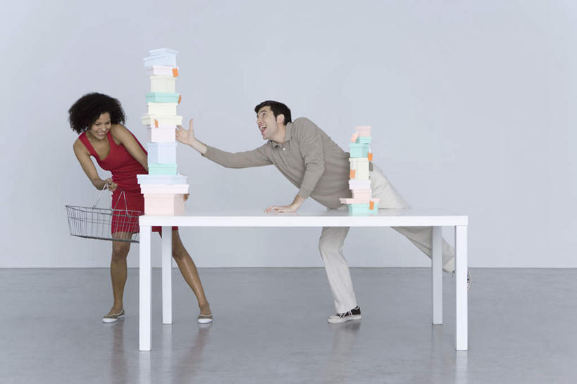 西方人,夫妻,办公室,站,笑,微笑,露齿笑,横图,室内,白天,白色背景,正面,爱情,家具,桌子,礼盒,礼物,欧洲,欧洲人,一张,许多,服装,纸盒,办公桌,倾斜,浪漫,注视,休闲装,购物篮,盒子,衣服,包装盒,礼品盒,观察,看,站着,休闲,休闲服,恩爱,恋人,摄影,服饰,礼品,影棚,观看,察看,关注,办公家具,白种人,情侣,站立,彩图,全身,影棚拍摄,拍摄,伴侣