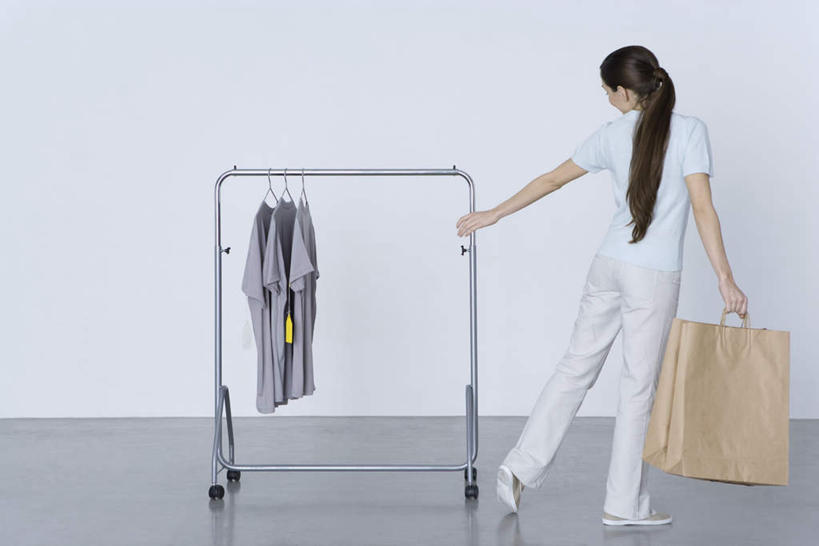 西方人,一个人,站,走,拉,横图,室内,白天,白色背景,购物,消费,袋子,衣架,欧洲,欧洲人,仅一个年轻女性,仅一个女性,仅一个人,服装,包装袋,手提袋,购物袋,休闲装,两个,背面,衣服,站着,三件,休闲,休闲服,金融,摄影,服饰,影棚,拉着,购买,贸易,年轻女性,女人,女性,白种人,挂衣架,晾衣架,步行,散步,站立,走路,彩图,全身,影棚拍摄,拍摄