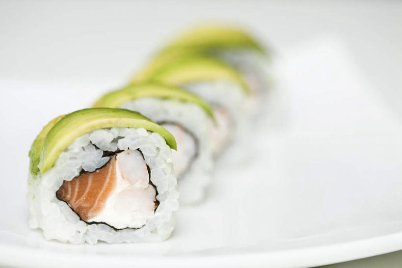 海鲜,米饭,三文鱼,寿司,无人,横图,俯视,室内,特写,白天,白色背景,烹饪,桌面,桌子,鲑鱼,蔬菜,餐具,五个,一排,许多,朦胧,模糊,新鲜,鱼,碟子,盘,日本料理,料理,食品,饭,色拉,水产,菜肴,美食,食物,排列,盘子,碟,日式料理,日式,佳肴,有机食品,绿色食品,大马哈鱼,五谷,队列,海产品,醋饭,撒蒙鱼,萨门鱼,冰海之皇,鲑,四喜饭,牛油果,彩图,高角度拍摄