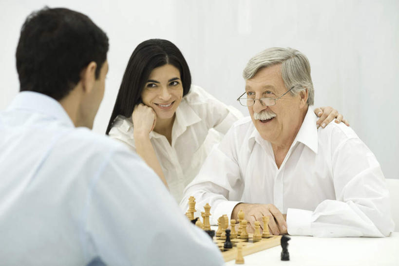 西方人,背部,三个人,家庭,夫妻,站,坐,笑,微笑,露齿笑,横图,室内,白天,侧面,衬衫,爱情,欧洲,欧洲人,撑,眼镜,浪漫,注视,相视,扶,观察,看,站着,温暖,温馨,一家人,面对面,国际象棋,恩爱,下棋,恋人,搭肩,观看,对视,和睦,察看,撑着,扶着,关注,相对,老花眼镜,相看,老年男性,男人,男性,年轻男性,年轻女性,女人,白种人,情侣,坐着,半身,彩图,衬衣,伴侣,融洽