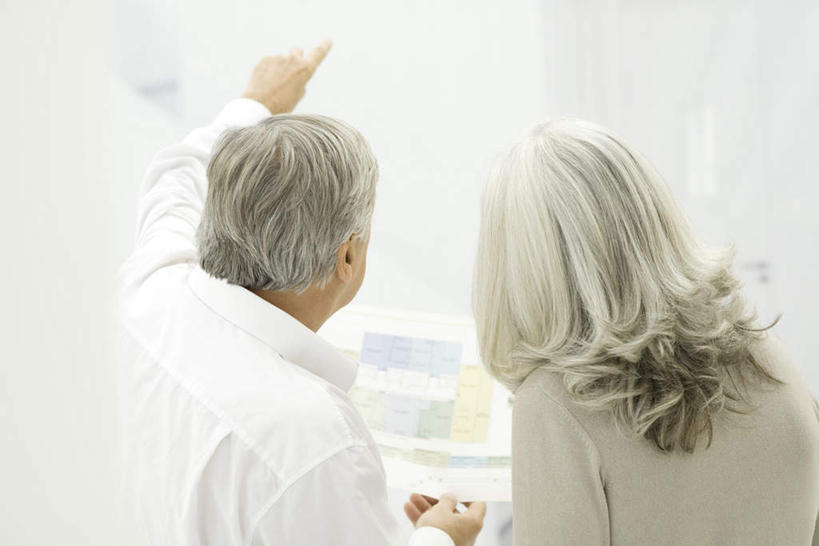 西方人,两个人,家庭,夫妻,抱,笑,微笑,露齿笑,横图,室内,白天,白色背景,爱情,装修,欧洲,欧洲人,图纸,设计图,浪漫,注视,背面,看,伸,温暖,温馨,一家人,恩爱,抬手,恋人,抱着,瞧,和睦,搂着,关注,新房,工程图,草图,蓝图,老年男性,老年女性,男人,男性,女人,女性,白种人,情侣,设计,怀抱,搂,搂抱,抬头,相抱,仰头,拥抱,半身,彩图,伴侣,融洽