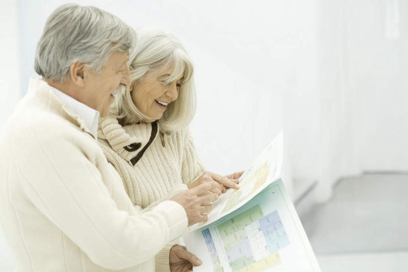 西方人,胡须,两个人,家庭,夫妻,站,抱,笑,微笑,露齿笑,横图,室内,白天,白色背景,侧面,爱情,装修,欧洲,欧洲人,图纸,设计图,浪漫,注视,看,伸,站着,温暖,温馨,一家人,恩爱,抬手,恋人,抱着,瞧,和睦,搂着,关注,新房,工程图,草图,蓝图,老年男性,老年女性,男人,男性,女人,女性,白种人,胡子,小胡子,情侣,设计,搂,搂抱,抬头,仰头,站立,半身,彩图,伴侣,融洽