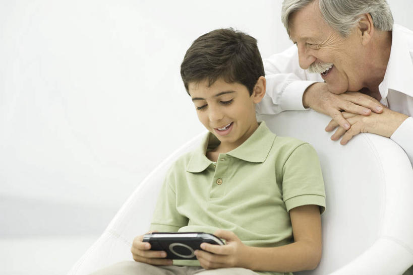 西方人,儿童,两个人,家庭,坐,笑,微笑,露齿笑,横图,室内,白天,白色背景,正面,衬衫,游戏,纯洁,欧洲,欧洲人,玩,注视,娱乐,小孩,蓝色,观察,看,靠,靠着,休闲,温暖,温馨,一家人,可爱,童年,童趣,游戏机,观看,瞧,祖孙,和睦,察看,掌上游戏机,关注,电玩,童真,烂漫,无邪,天真,老年男性,男孩,男人,男性,白种人,孩子,玩耍,嬉戏,坐着,半身,彩图,衬衣,融洽,男生