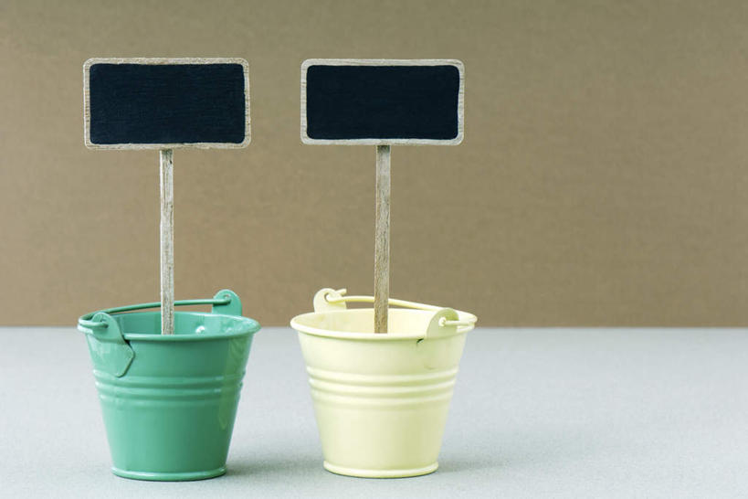 无人,横图,室内,特写,白天,正面,桌面,桌子,静物,植树节,一排,阴影,整齐,反射,木头,铁桶,影子,排列,两个,绿色,黑板,摄影,影棚,褐色背景,队列,彩图,影棚拍摄,拍摄