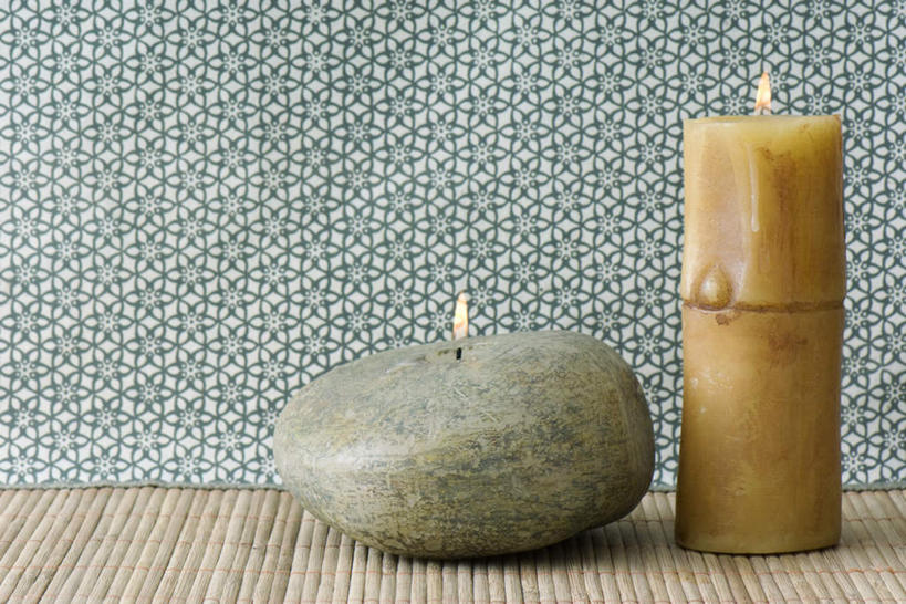 无人,横图,室内,特写,白天,正面,石头,桌面,桌子,竹子,静物,蜡烛,一排,花纹,整齐,火焰,石子,图案,烛光,烟雾,燃烧,竹垫,排列,两个,香薰,香烛,点燃,休闲,鹅卵石,放松,摄影,影棚,队列,石块,竹,彩图,影棚拍摄,拍摄