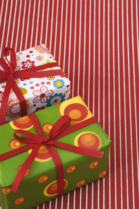 无人,竖图,俯视,室内,特写,白天,白色背景,桌面,桌子,静物,礼盒,礼物,圣诞节,花纹,条纹,节日,庆祝,丝绸,丝带,图案,纸盒,缎带,文化,绸带,盒子,两个,红色,包装盒,蝴蝶结,礼品盒,庆典,摄影,礼品,影棚,纪念,捆绑,彩图,高角度拍摄,影棚拍摄,拍摄