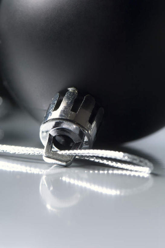 无人,竖图,室内,特写,白天,正面,桌面,桌子,静物,圣诞节,节日,庆祝,装饰,圆形,挂饰,线,圣诞球,文化,彩球,球,一个,黑色,庆典,球体,磨砂,摄影,影棚,单个,纪念,华丽,修饰,质感,点缀,衬托,美观,雅致,雅观,彩图,影棚拍摄,拍摄