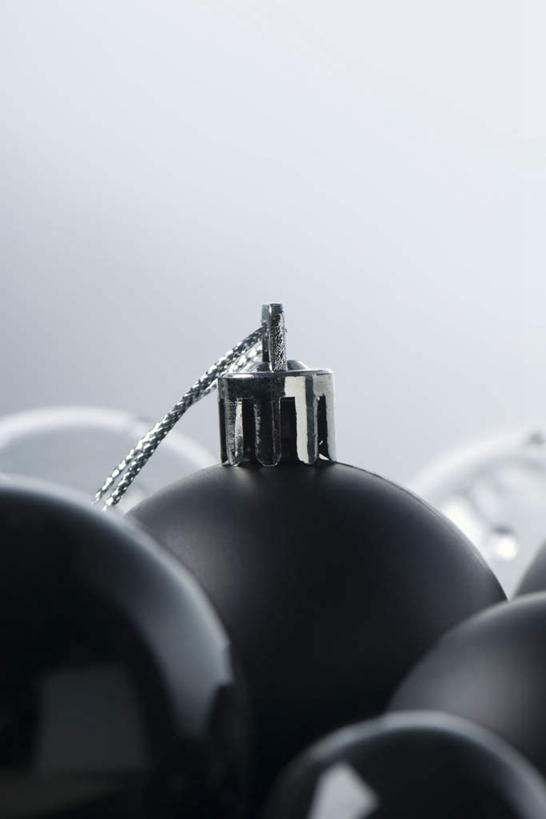 无人,站,竖图,室内,特写,白天,白色背景,正面,桌面,桌子,静物,圣诞节,许多,花纹,节日,庆祝,装饰,散落,圆形,挂饰,图案,圣诞球,注视,文化,彩球,球,黑色,观察,看,站着,庆典,球体,磨砂,摄影,影棚,观看,纪念,华丽,修饰,点缀,察看,关注,衬托,美观,雅致,雅观,站立,彩图,影棚拍摄,拍摄