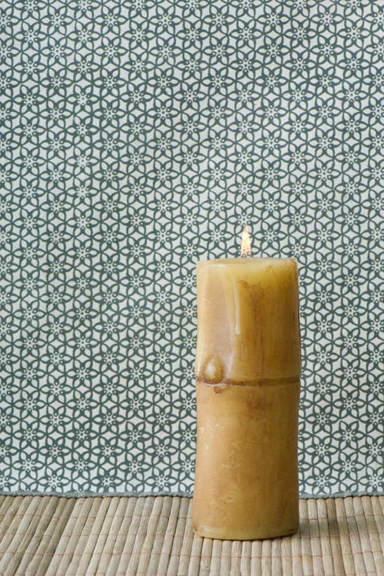 无人,竖图,室内,特写,白天,正面,桌面,桌子,竹子,静物,蜡烛,花纹,圆形,火焰,图案,圆柱,烛光,燃烧,一个,点燃,摄影,影棚,单个,土黄色,高,彩图,影棚拍摄,拍摄