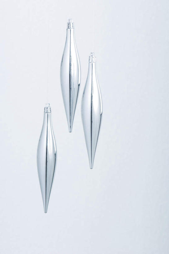 无人,竖图,室内,特写,白天,白色背景,正面,静物,圣诞节,节日,庆祝,装饰,散落,折射,反光,金属,菱形,文化,三个,庆典,摄影,影棚,纪念,悬空,彩图,影棚拍摄,拍摄