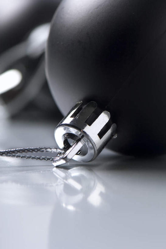 无人,竖图,室内,特写,白天,白色背景,正面,桌面,桌子,静物,圣诞节,花纹,节日,庆祝,装饰,散落,圆形,挂饰,图案,线,圣诞球,文化,彩球,球,两个,黑色,绳子,庆典,球体,磨砂,摄影,影棚,纪念,华丽,修饰,点缀,衬托,美观,雅致,雅观,彩图,影棚拍摄,拍摄