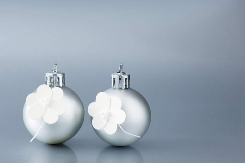 无人,横图,室内,特写,白天,白色背景,正面,桌面,桌子,静物,圣诞节,一排,节日,庆祝,整齐,装饰,盛开,圆形,挂饰,银色,圣诞球,花蕾,文化,彩球,球,花,花瓣,花朵,排列,两个,白色,花苞,花蕊,庆典,球体,磨砂,摄影,影棚,纪念,华丽,修饰,点缀,队列,衬托,美观,雅致,雅观,彩图,影棚拍摄,拍摄