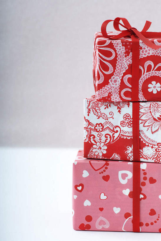 无人,竖图,室内,特写,白天,白色背景,正面,爱情,桌面,桌子,静物,礼盒,礼物,圣诞节,一排,花纹,节日,爱心,庆祝,图案,纸盒,浪漫,文化,盒子,排列,三个,红色,包装盒,蝴蝶结,绳子,礼品盒,庆典,温暖,温馨,心形,恩爱,摄影,红线,礼品,影棚,纪念,捆绑,和睦,队列,心型,彩图,影棚拍摄,拍摄,融洽