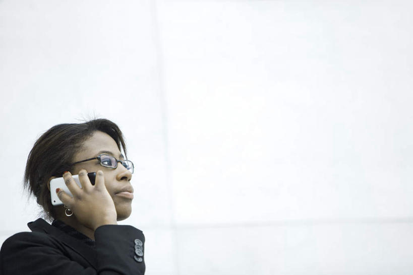 西方人,一个人,商务人士,商务女性,站,说,打电话,横图,室外,白天,仰视,讨论,电话,手机,欧洲,非洲,黑人,欧洲人,仅一个年轻女性,仅一个女性,仅一个人,套装,眼镜,注视,通讯设备,黑色,观察,看,站着,观看,察看,关注,商务装,近视眼镜,工薪阶层,干练,交流,年轻女性,女人,女性,非洲人,白领,上班族,沟通,讲话,交谈,商讨,说话,谈话,通话,站立,半身,彩图,低角度拍摄,短发