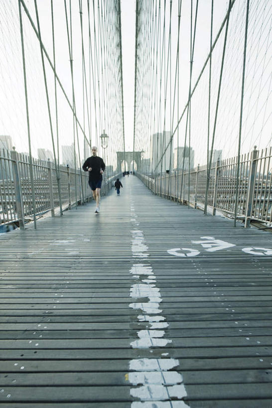 西方人,运动员,跑,竖图,室外,白天,正面,锻炼,运动,欧洲,纽约,美国,欧洲人,朦胧,模糊,木板,布鲁克林大桥,桥,木桥,许多人,栈桥,人行桥,木板桥,北美,北美洲,美洲,慢跑,纽约州,帝国之州,帝国州,北亚美利加洲,亚美利加洲,体育,白种人,体育运动员,运动选手,跑步,彩图,全身,健身