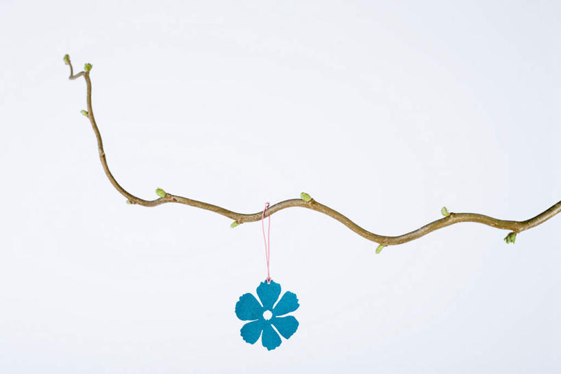 无人,横图,室内,白天,白色背景,正面,静物,盛开,六边形,雪花,挂件,装饰品,花,花朵,树枝,一个,蓝色,模型,手机挂件,摄影,影棚,单个,悬空,彩图,影棚拍摄,拍摄