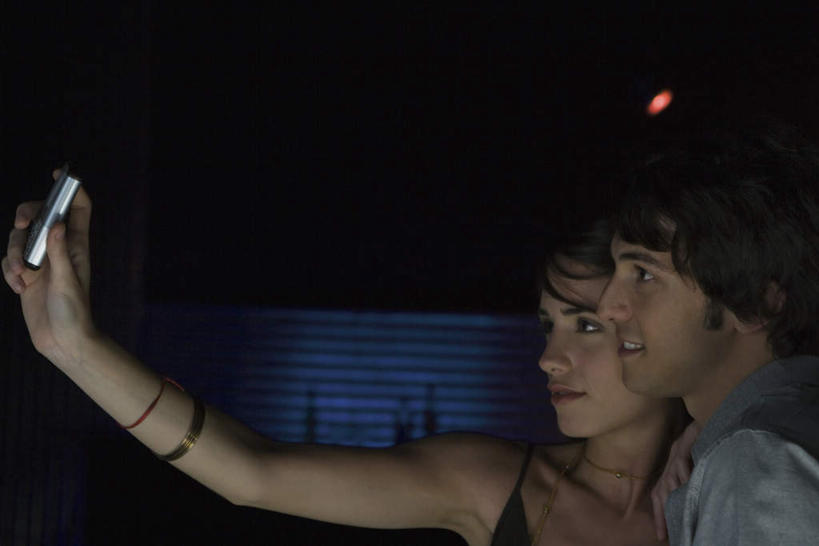 西方人,两个人,酒吧,举,笑,打电话,微笑,露齿笑,横图,室内,夜晚,侧面,爱情,电话,手机,欧洲,欧洲人,灯光,浪漫,依偎,通讯设备,拍照,靠,靠着,托,倚靠,温暖,温馨,恩爱,恋人,和睦,倚着,昏暗,依附,依赖,投靠,交流,男人,男性,年轻男性,年轻女性,女人,女性,白种人,情侣,沟通,举起,举手,举着,通话,向上举,向上伸,向上托,半身,彩图,酒吧间,酒馆,伴侣,融洽