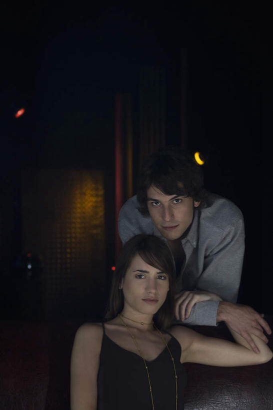 西方人,两个人,酒吧,站,坐,握手,笑,微笑,露齿笑,竖图,室内,夜晚,正面,爱情,沙发,欧洲,欧洲人,灯光,浪漫,依偎,注视,观察,看,靠,靠着,倚靠,站着,温暖,温馨,恩爱,恋人,观看,和睦,察看,倚着,昏暗,关注,依附,依赖,投靠,男人,男性,年轻男性,年轻女性,女人,女性,白种人,情侣,搀手,拉手,手搀手,手拉手,手牵手,手握手,站立,坐着,半身,彩图,酒吧间,酒馆,伴侣,融洽,皮沙发