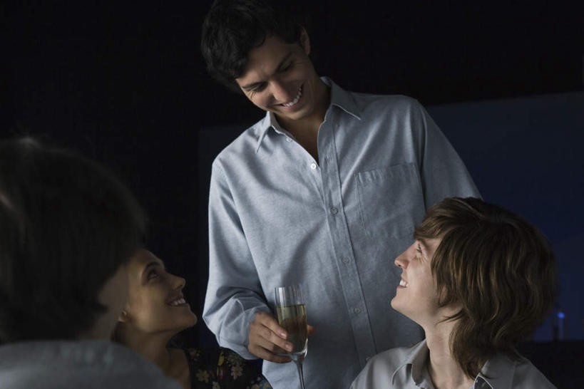 西方人,背部,四个人,伙伴,朋友,酒吧,站,坐,笑,微笑,露齿笑,横图,室内,夜晚,正面,友谊,夜景,杯子,欧洲,欧洲人,庆祝,高脚杯,灯光,注视,玻璃窗,相视,玻璃制品,酒杯,香槟,干杯,观察,看,碰杯,站着,面对面,交际,友好,观看,对视,庆贺,察看,昏暗,关注,礼仪,相对,敬酒,相看,劝酒,友情,男人,男性,年轻男性,年轻女性,女人,女性,白种人,玻璃杯,站立,坐着,半身,彩图,酒吧间,酒馆