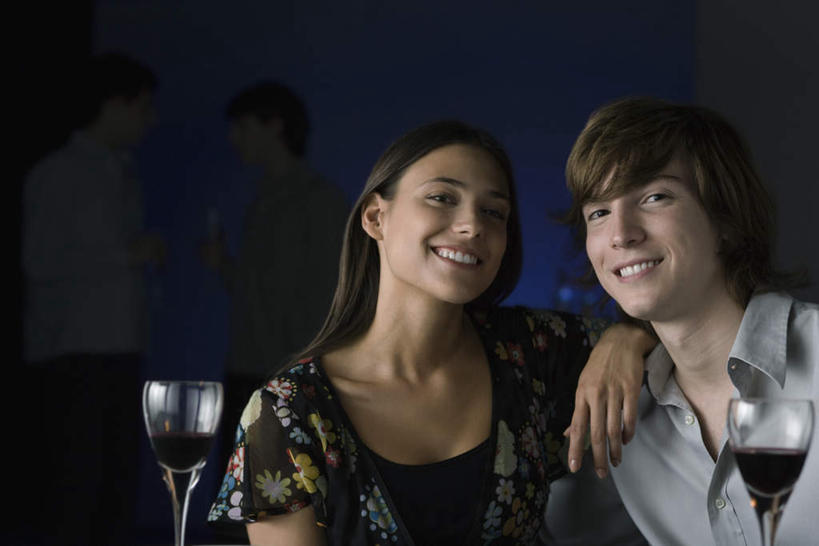 西方人,两个人,伙伴,朋友,酒吧,笑,微笑,露齿笑,横图,室内,夜晚,正面,友谊,餐桌,桌子,杯子,欧洲,欧洲人,高脚杯,灯光,红酒杯,依偎,玻璃制品,酒杯,靠,靠着,倚靠,餐台,搭肩,倚着,昏暗,依附,依赖,投靠,友情,男人,男性,年轻男性,年轻女性,女人,女性,白种人,玻璃杯,半身,彩图,酒吧间,酒馆