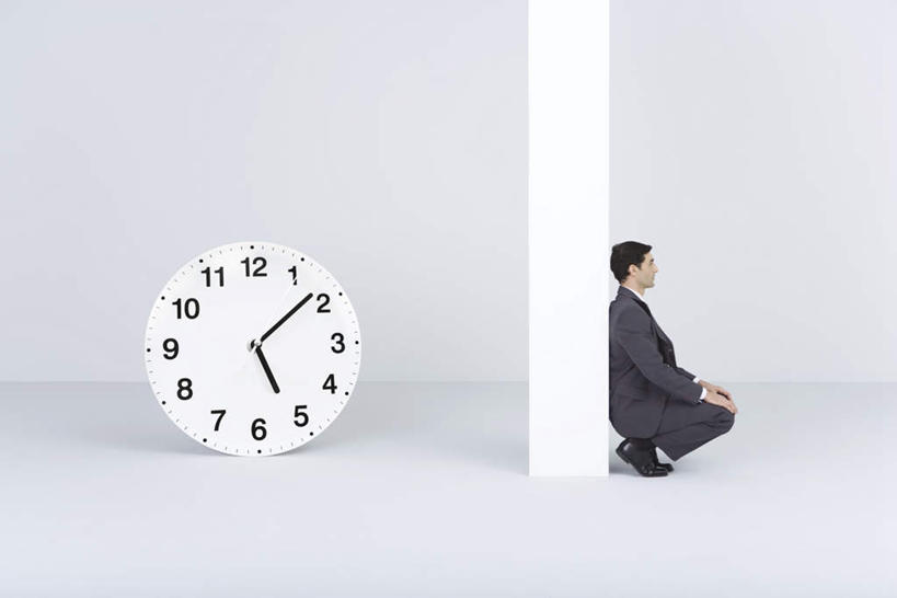 西方人,一个人,商务人士,商务男性,蹲,横图,室内,白天,白色背景,侧面,衬衫,欧洲,欧洲人,仅一个男性,仅一个人,套装,时间,时钟,圆,柱子,指针,仅一个年轻男性,白色,挂钟,靠,靠着,表,摄影,影棚,踮脚,商务装,工薪阶层,男人,男性,年轻男性,白种人,白领,上班族,钟,蹲着,彩图,全身,影棚拍摄,衬衣,拍摄