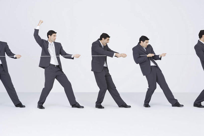 西方人,手,一个人,商务人士,商务男性,站,拉,举,横图,室内,白天,白色背景,侧面,衬衫,数码,科技,拔河,欧洲,欧洲人,仅一个男性,仅一个人,用力,阴影,套装,弯曲,网络,高光,几何,计算机图形,合成,注视,仅一个年轻男性,绳子,观察,看,托,站着,张嘴,手部,摄影,影棚,观看,绳索,单脚,拔,电脑合成图,数码合成图,察看,关注,使劲,商务装,张大嘴巴,工薪阶层,写实,具体,具象,男人,男性,年轻男性,白种人,白领,上班族,张开嘴,举起,举手,举着,向上举,向上伸,向上托,站立,半身,彩图,影棚拍摄,衬衣,拍摄