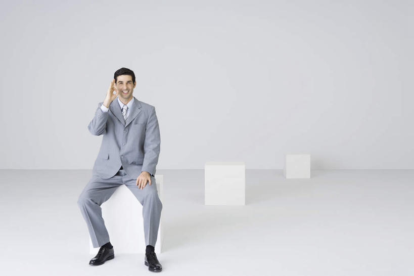 西方人,一个人,商务人士,商务男性,坐,笑,微笑,露齿笑,横图,室内,白天,白色背景,正面,衬衫,满意,胜利,欧洲,欧洲人,仅一个男性,仅一个人,一排,套装,整齐,立体,固体,正方形,纸箱,注视,排列,仅一个年轻男性,箱子,观察,看,手势,同意,ok手势,摄影,影棚,观看,察看,队列,关注,商务装,工薪阶层,包装箱,男人,男性,年轻男性,白种人,白领,上班族,坐着,彩图,全身,影棚拍摄,衬衣,拍摄,同意手势